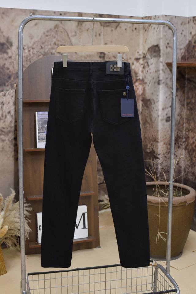 927# 爆款 Lv 2025Ss新款上市 秋冬款原单爆款牛仔裤超级定制款，原版五金，超级重工工艺，版型超赞细节做工无可挑剔！款式不挑人，特别高档，好货不等人，