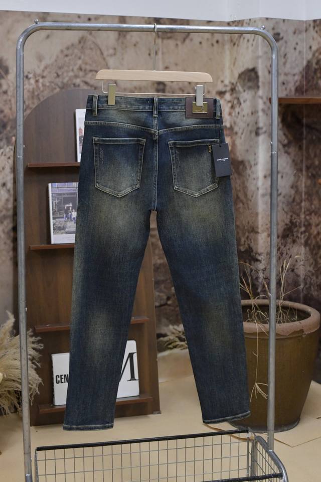 909# 爆款 圣罗兰. 25秋冬新品原单高端男士牛仔裤！奢华经典品牌Logo配饰 专柜热销款 身穿着非常舒适 低调不失奢华 穿出去非常有档次 裤型款式和裁剪亦