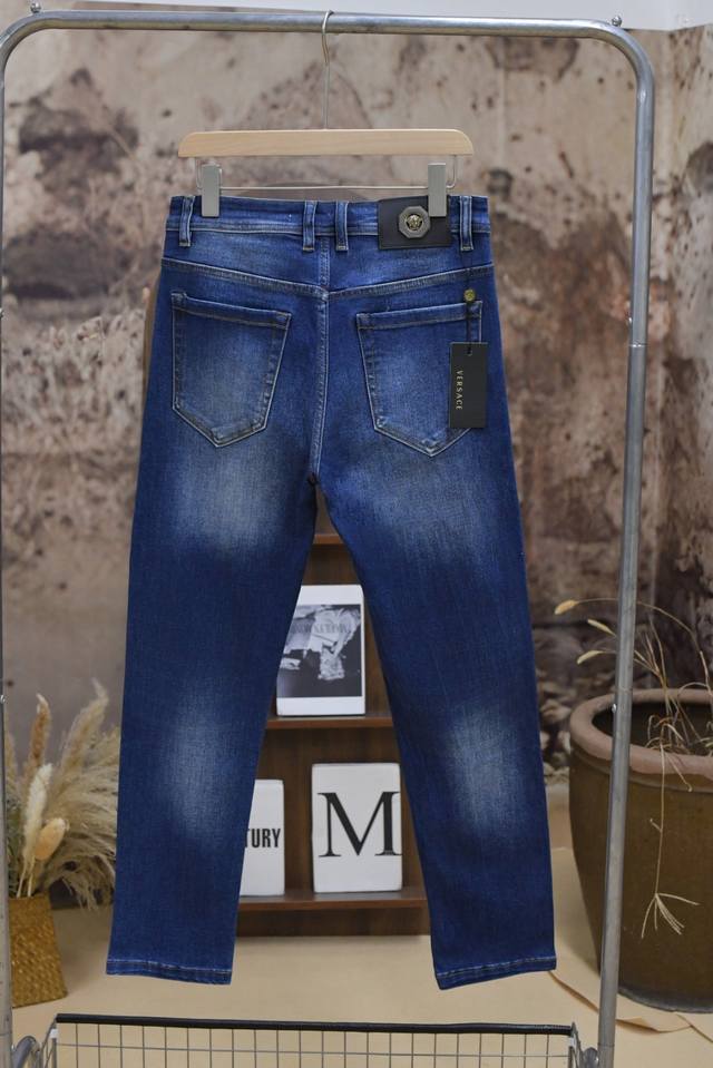 906# Versace 范思哲 25Ss秋冬新款范思哲牛仔裤，明线织边棉质直筒长裤，男士金属纽扣徽标点缀休闲长裤。洋行顶尖订单系列，一款绝对重工的顶级单品，呈