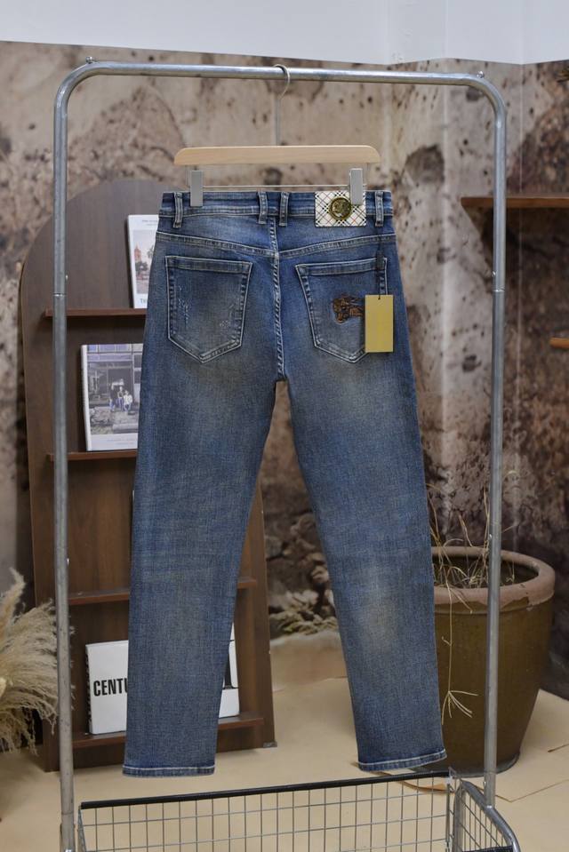 914# 爆款40Ss秋冬 巴宝莉牛仔裤！个性时尚，实穿百搭！ 意大利的著名佘侈大排范家！！ 它创造了一个度特的时尚帝国， 它的时尚产品统领了生活的每个领域，