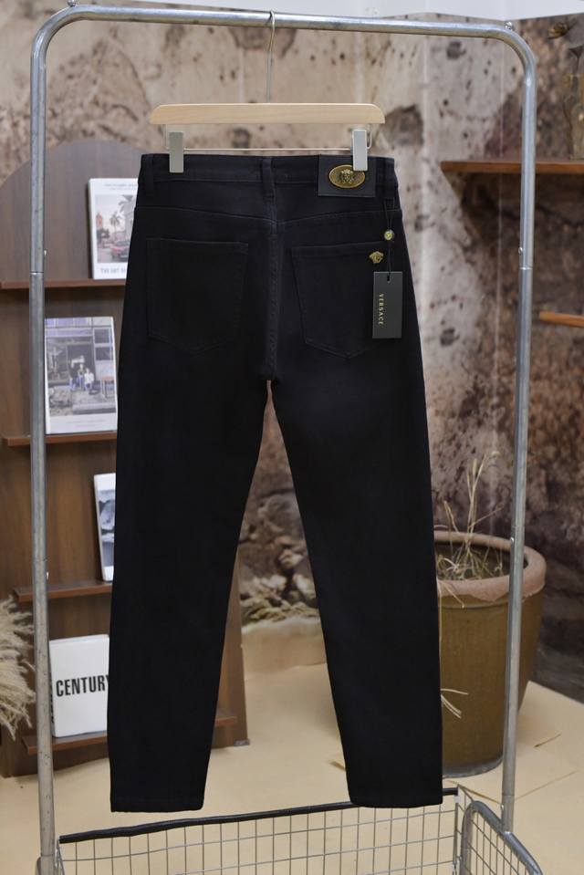 920# 爆款 Versace 范思哲 25Ss秋冬新款范思哲牛仔裤，明线织边棉质直筒长裤，男士金属纽扣徽标点缀休闲长裤。洋行顶尖订单系列，一款绝对重工的顶级单