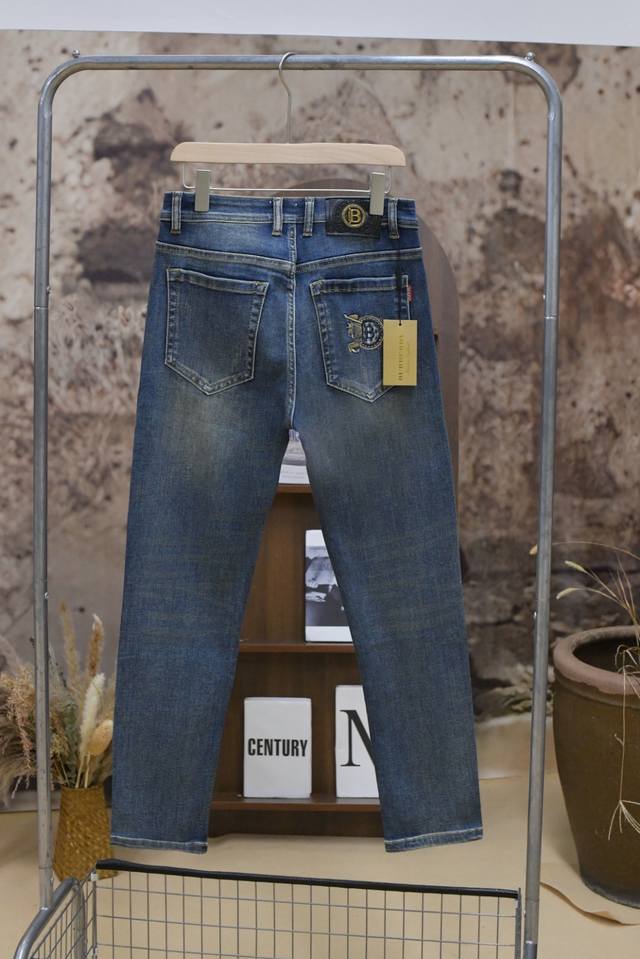 911# 爆款40Ss秋冬 巴宝莉牛仔裤！个性时尚，实穿百搭！ 意大利的著名佘侈大排范家！！ 它创造了一个度特的时尚帝国， 它的时尚产品统领了生活的每个领域，