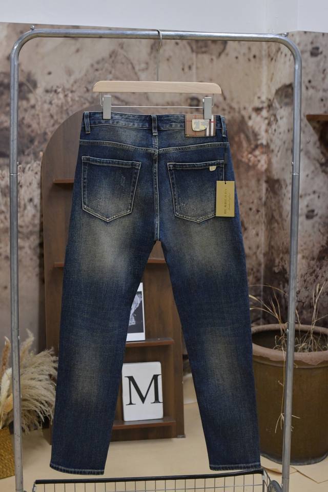 903# 爆款40Ss秋冬 巴宝莉牛仔裤！个性时尚，实穿百搭！ 意大利的著名佘侈大排范家！！ 它创造了一个度特的时尚帝国， 它的时尚产品统领了生活的每个领域，