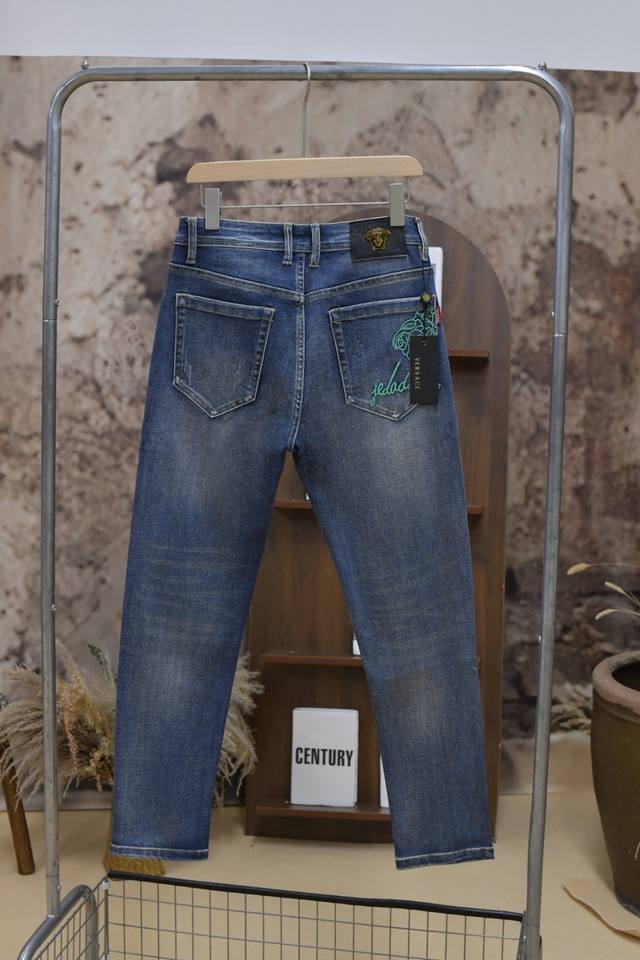 904# Versace 范思哲 25Ss秋冬新款范思哲牛仔裤，明线织边棉质直筒长裤，男士金属纽扣徽标点缀休闲长裤。洋行顶尖订单系列，一款绝对重工的顶级单品，呈