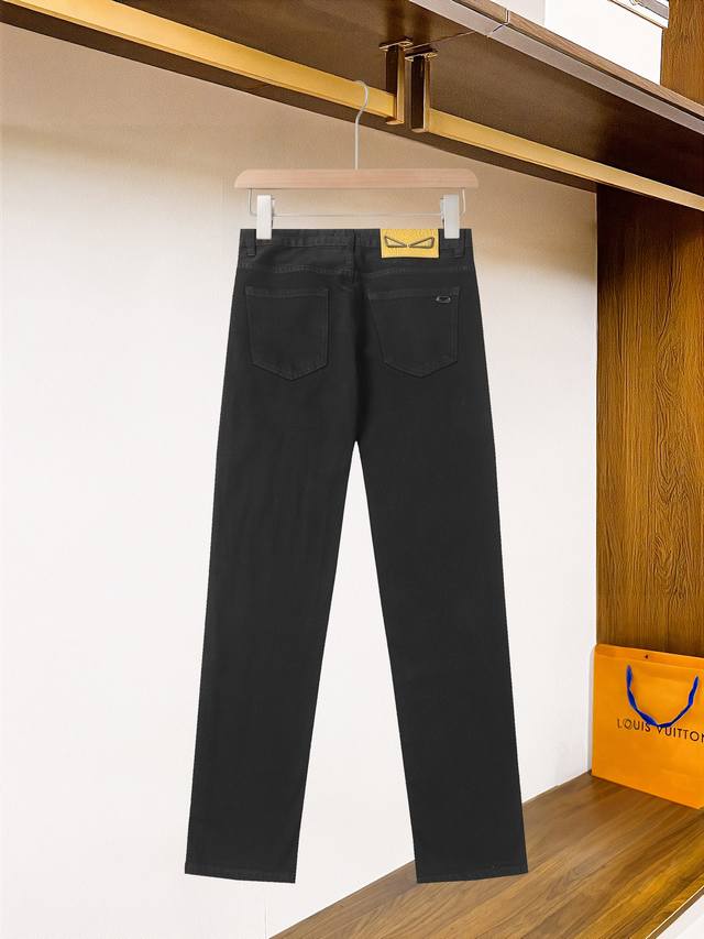 G325#黑色 。Fendi芬迪独家专供新款休闲牛仔裤 高端版本！定制面料 透气舒适度高，细节无可挑剔，品牌元素设计理念，体现高品质。手感细腻柔软！呈现休闲裁剪