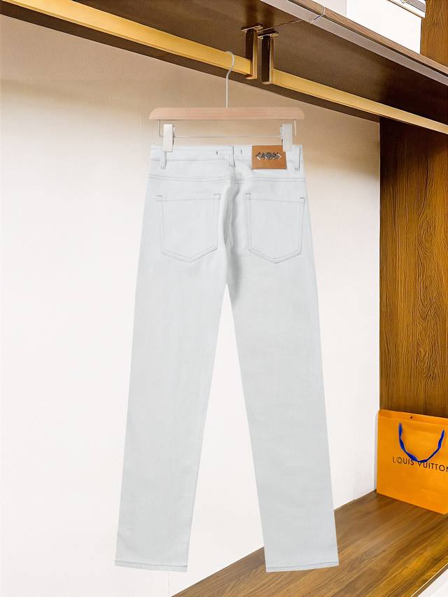 602# Lv 25Ss秋冬新款男士休闲牛仔裤，顶级品质！渠道订单，官网同步出售！！原厂订制牛仔全棉材质！适合休闲 正装各种搭配～日常通勤的极品！！ 尺码:28