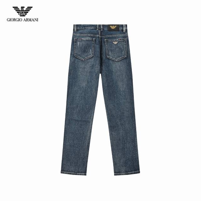 947# 25Ss秋冬Amani阿玛尼牛仔裤 后袋开模定制五金标识，非常标签化，高级皮牌属于灵魂式的存在，复古且时髦摩登，完美标榜了品牌的身份！ 客供高级进口的