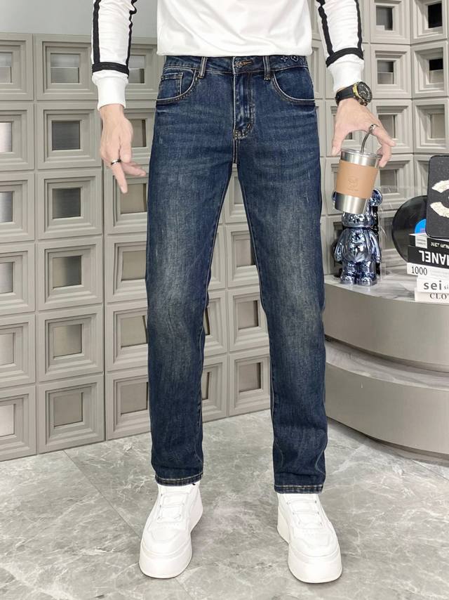 8282# Lv 25Ss新品上市 四季款原单爆款牛仔裤超级定制款，原版五金，超级重工工艺，版型超赞细节做工无可挑剔！款式不挑人，特别高档，好货不等人，看中赶紧