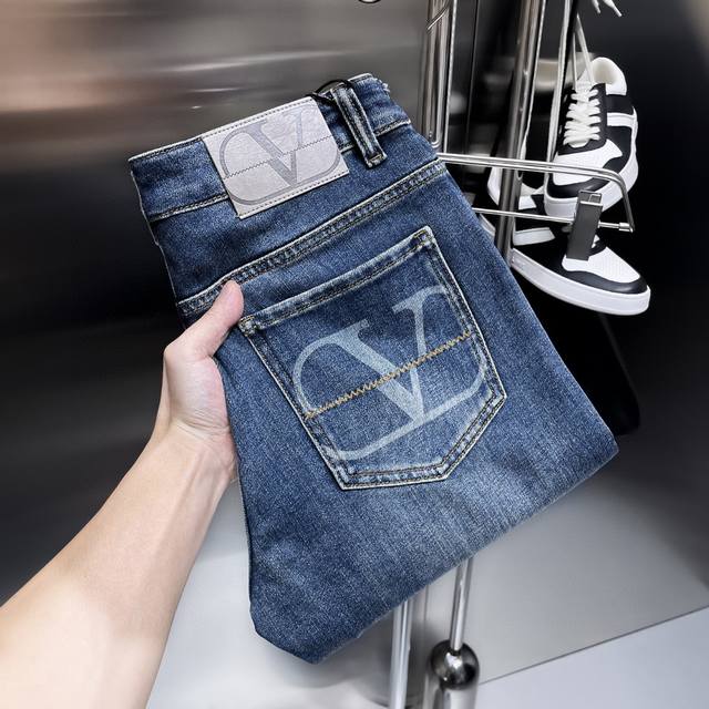 8301# 华伦天奴 25Ss新款！高端订制修身商务直筒牛仔裤 原版五金辅料 日常商务休闲都完全适用的款，上身效果超正，立体修身提臀，腿部线条完全得到彰显，含天