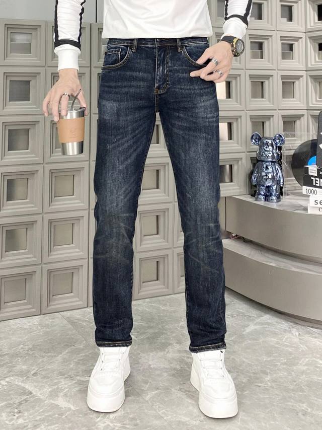 8285# ，Gucci 古驰，2025Ss最新品，专柜同步有售，原单狠货，水洗休闲牛仔裤，进口原版水洗弹力面料，舒适有弹性，独特设计风格，顶级浮雕工艺字母图案