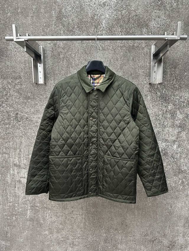 Burbe*Ry 2025 秋冬新款 格纹菱形绗缝长袖夹克 高品质对格对花 定制灯芯绒衣领 搭配经典格纹棉质内衬 按扣金属拉链开襟利落设计 下摆包边贴布口袋 尺