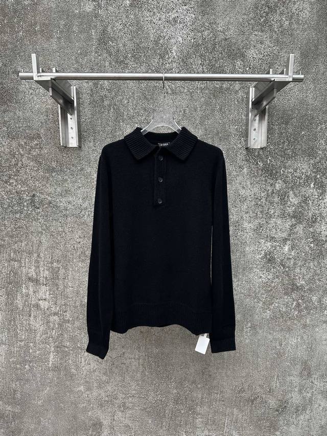 Zegna杰尼亚姜黄色针织毛衣 经典商务休闲设计，立领三粒扣门襟。采用优质针织面料，竖条纹理质感出众，挺括有型。 袖口罗纹收口设计，简约大气。全新正品，吊牌齐全