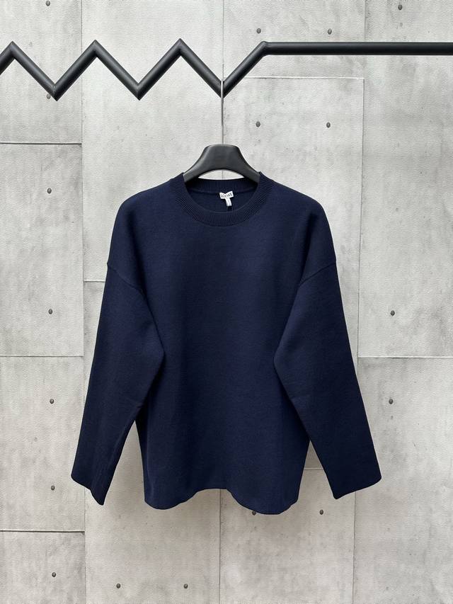 Loewe垫衬3D刺绣圆领毛衣 面料选择： 面料选择：采用了羊毛混纺面料，以96%的羊毛为主，结合了3%的锦纶和1%的氨纶，羊毛主体保证了衣物的保暖性和舒适度，