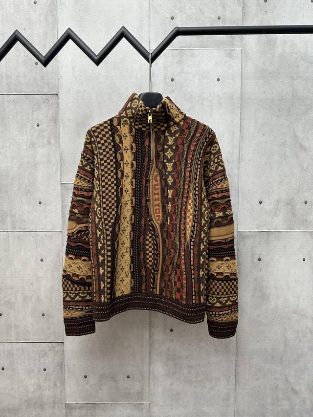 Lv 路易威登 25Fw 联名Nigo系列Monogram花提花重工半拉链立领毛衣 重工定位立体撞色嵌花工艺贯穿时髦高级感！瑞士机织定位嵌花工艺，高级粉嫩配色