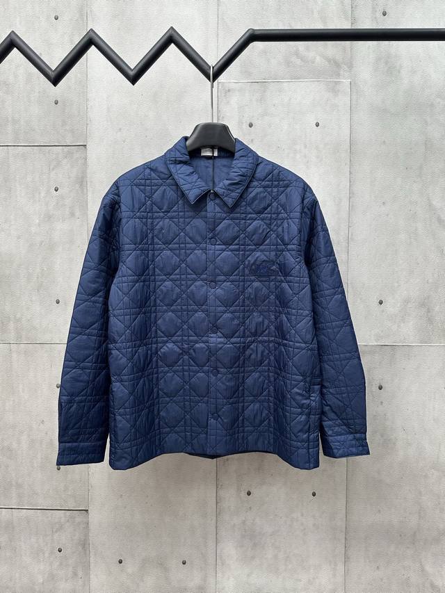 Dior 迪奥25Ss新款突显 Cistian Couture 刺绣，点缀以铃兰花朵，向 先生对花朵的热爱致敬。采用深蓝色科技面料精心制作，通体饰以经典的藤格纹