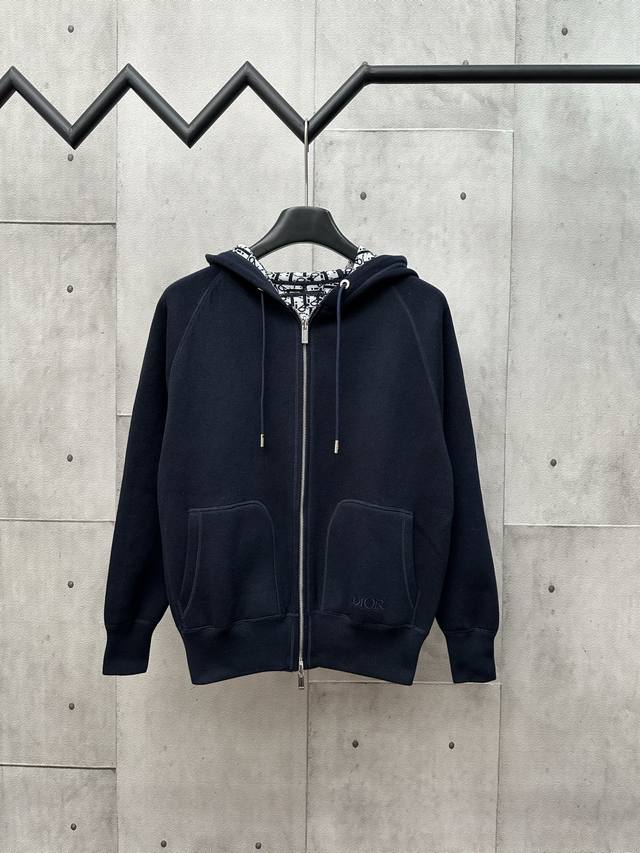 Dior 迪奥 25Ss连帽开衫双面穿拉链针织外套 面料采用羊绒面料，含50%羊毛纯棉材质，内里原版一致包边，字母提花，融合设计一面是纯色Logo，拼接一面是经