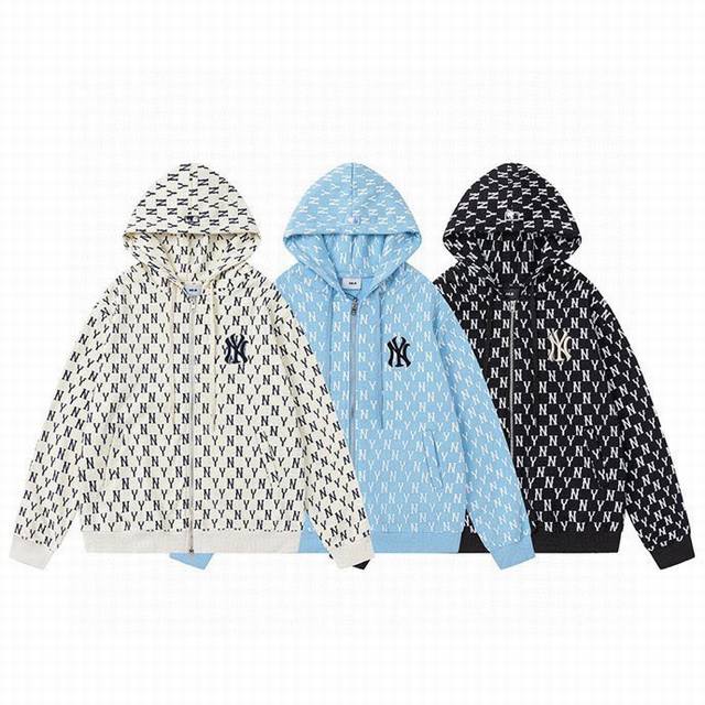 款号 051# 白底图 Mlb 24Ss新款满印老花情侣款开衫外套 Mlb满印针织开衫，这个满印系列是MlВ今年主推的， Os版型，不挑体型，基本都能穿~ 经典