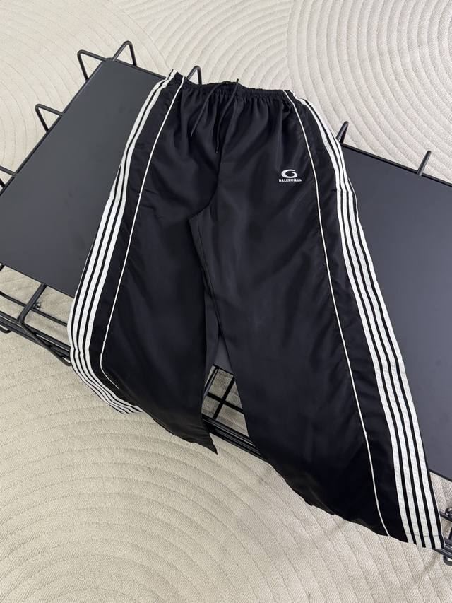 K # 210 Balenciaga 巴黎世家 25Ss Blcg 五道杠半环刺绣白织带运动长裤 官网同步 面料采用消光塔丝隆面料 原版一致 防水涂层 还原原版