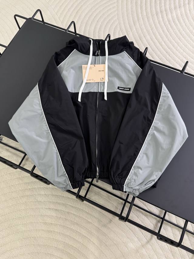 K509# 缪缪 Miumiu 25Fw 撞色拼接冲锋衣夹克外套男女日常通勤穿搭必备单品 正确版本 随意对比 采用亚光Longuesaison尼龙面料 面料经过