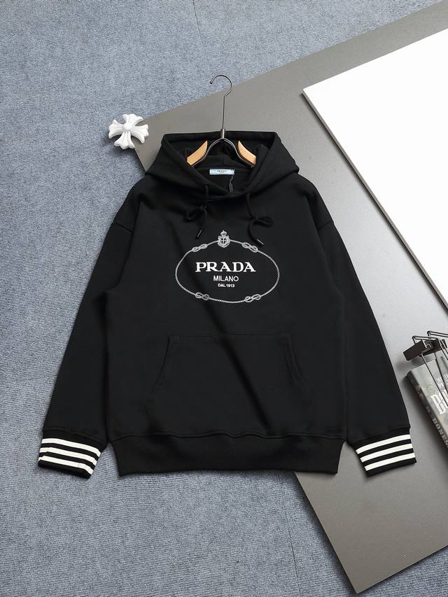 Prada 普拉达 连帽经典Logo刺绣 升级，灵感源自八十年代复古 原版面料 官方同款 定制 同缸染面料 手感非常舒服 春夏最新砖柜同步 时尚又个性 超级百搭