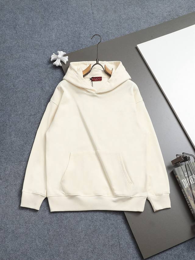 Gucci 古驰 超级经典刺绣纯色Logo 标识精致升级，灵感源自八十年代复古款式 原版面料 官方同款 连帽卫衣 定制420克同缸染面料 手感非常舒服 春夏最新