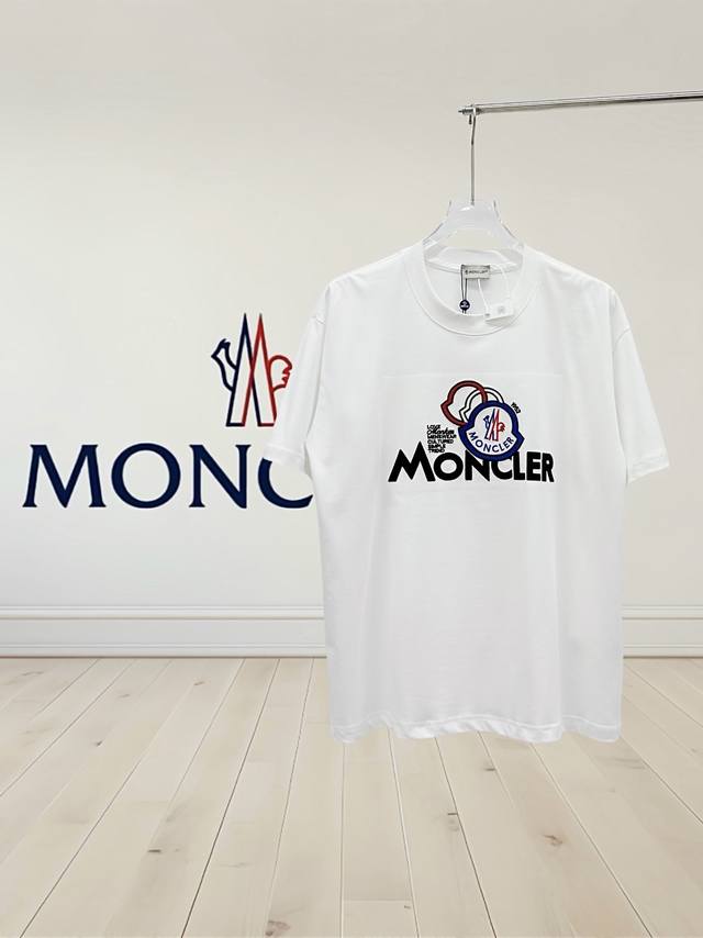 高品质] Moncler 蒙口 新款短袖T恤， 刺绣前面采用刺绣和袖口用小标志。最新款全网独家首上！！~既经典有时尚百搭，谁不爱啊，将经典再次展现，非常的耐看，