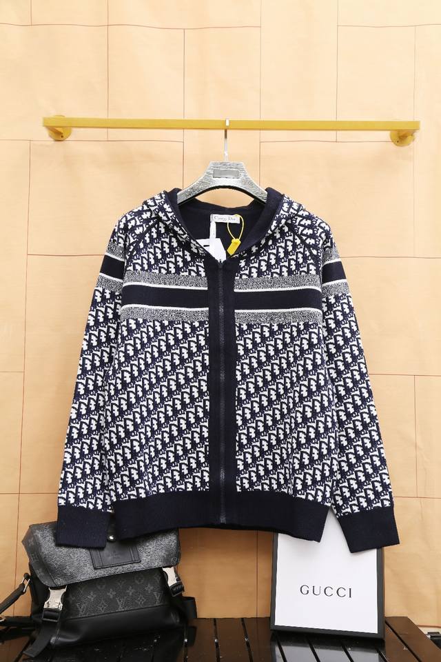 顶级版本 迪奥 新款双面穿老花满印Logo情侣款拉链连帽针织毛衣外套 经典老花双面穿羊毛羊绒连帽开衫 顶级进口羊绒面料 采用进口编织机制造 亲肤不扎身 不起球