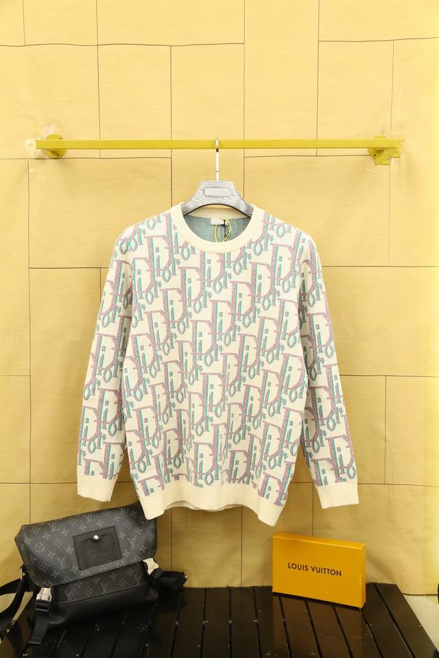 迪奥Dior Ss秋冬提花圆领针织套头毛衣 轻奢主义 男女日常通勤穿搭必备单品 正确版本 欢迎对比 官方版本 详细特征 采用 35% 羊毛含量纱线 35%羊绒