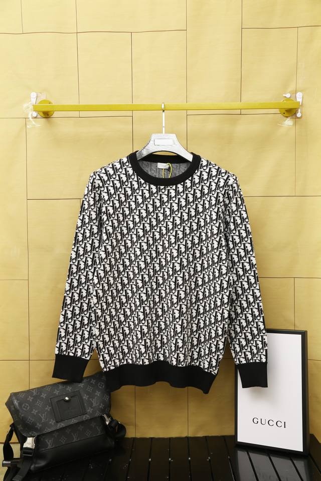 迪奥Dior Ss新款圆领毛织，采用高端包芯纱面料，满身Logo环环相扣，罗纹专门定制.舒适柔软，还原特殊工艺带来的潮流，三标齐全 非市场普通版本 ，品质绝对保