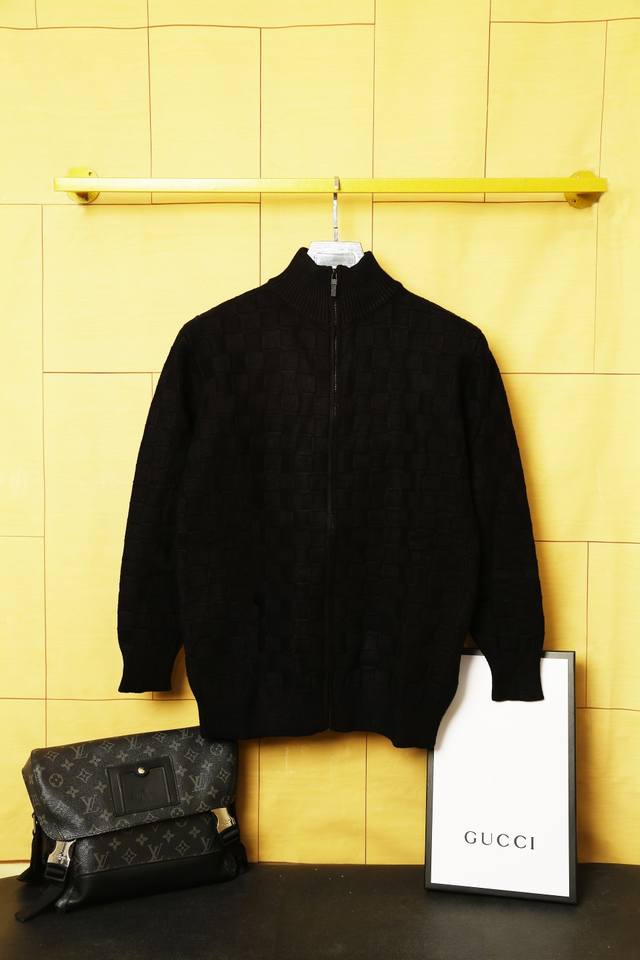 Louis Vuitton 路易威登 男款棋盘格拉链开衫 非常简洁大方 不挑人 真的特别棒 随便搭什么都时尚感倍佳 做工细节方面与官网1:1 同步 绝对不起球