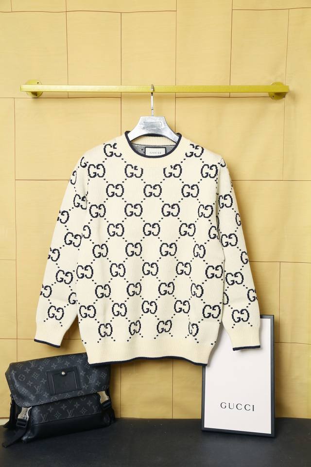 Gucci 古奇 专柜还原顶级复刻版 Gg羊毛提花毛衣款 这款蓝色毛衣Gg图案源于早期钻石菱格纹图案 这一字母交织图案于70年代首次呈现，如今已成为品牌不可缺失