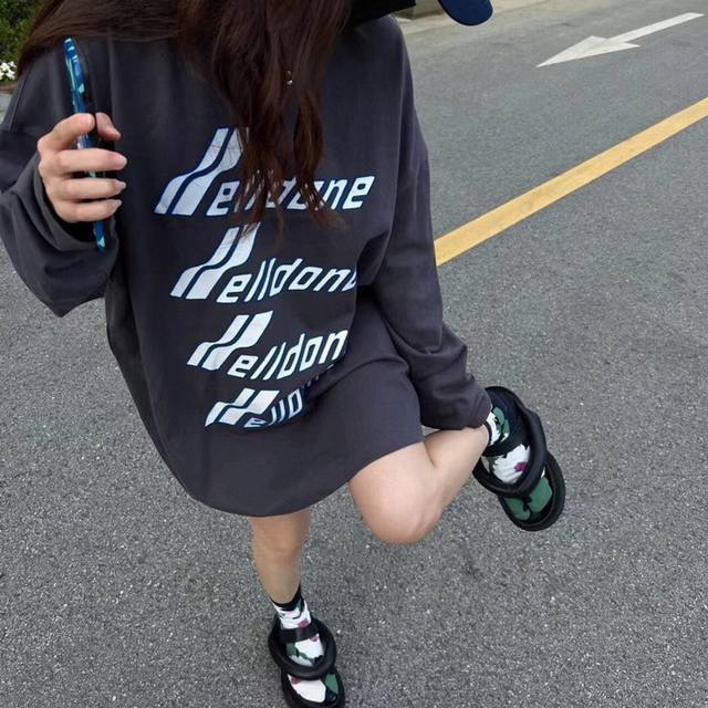 D31# We11Done 秋冬新款经典弹幕字母印花长袖T恤衫 高克重320克双纱纯棉面料 颜色：灰色、白色