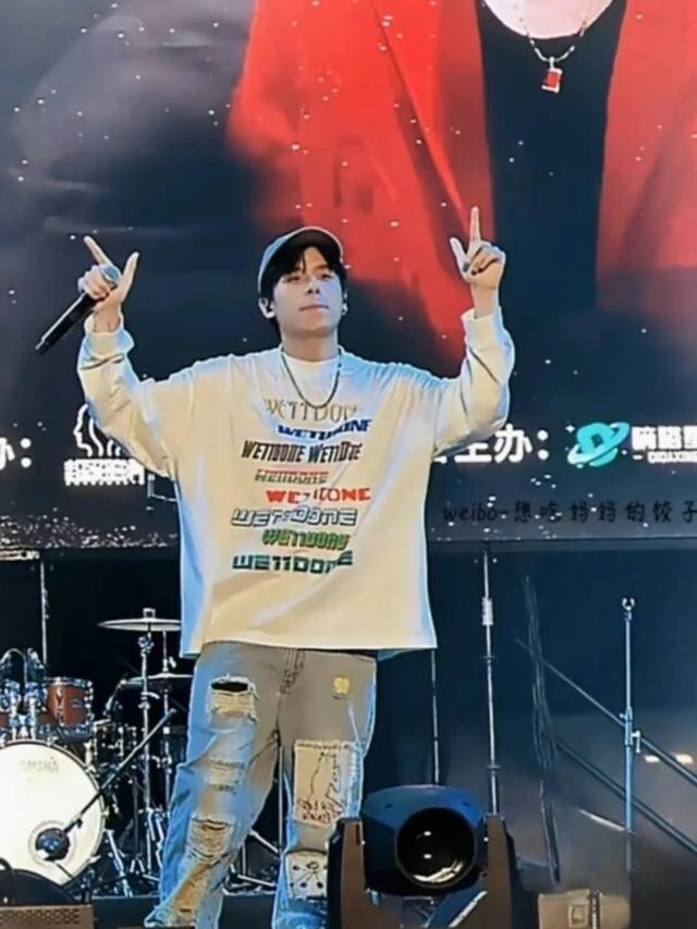 D03# 夜光 We11Done 官网数据经典款赵露思私服弹幕夜光字母 发泡立体印花长袖T恤 购入原版对标面料细节 高版本 高克重320克双纱纯棉面料 颜色：炭