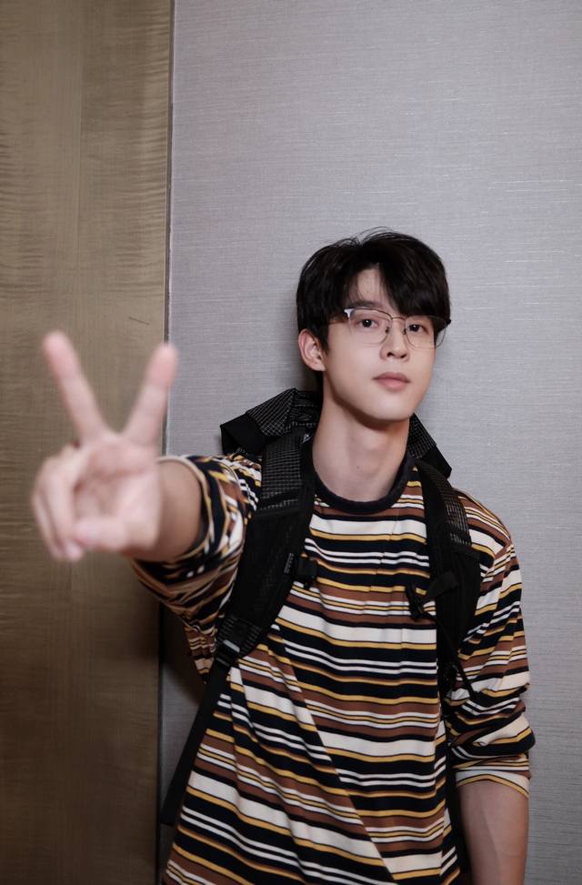 新款上新 D142# We11Done官网25Ss韩版简约Logo刺绣条纹长袖T恤 高版本 高克重300克双纱纯棉面料 颜色：绿色、咖色 码数：S、M、L