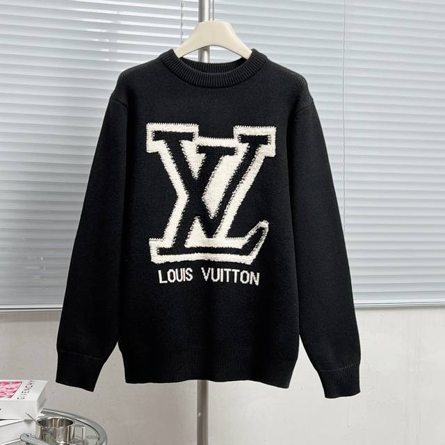 路易威登Logo提花针织工艺。简约廓形尽显高级质感，细腻针织面料亲肤舒适，无论是内搭衬衫打造学院风，还是单穿配阔腿裤走极简轻奢路线，都能轻松拿捏优雅氛围感。 立