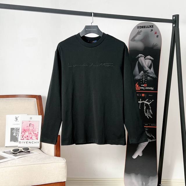 路易威登 Lv 立体字母刺绣套头长袖T恤 字母采用立体绣工艺还原整体立体的视觉效果。刺绣效果立体饱满。刺绣非常精细针法绵密，字体清晰且线条感和立体感强。 采用3