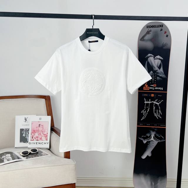 路易威登 Lv 真空绣四叶草Logo短袖T恤 真空绣花还原整体立体的视觉效果。刺绣效果立体饱满。刺绣非常精细针法绵密，字体清晰且线条感和立体感强。 采用32S纯