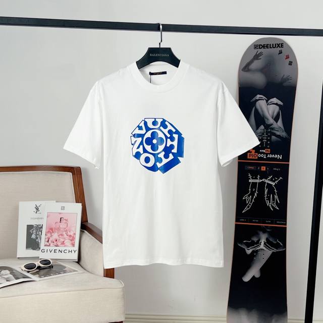 路易威登 Lv Nigo联名印花短袖T恤 采用高密度弹力胶浆印花，印花效果通过计算机测色、喷印多方位测试后生产。印花效果轻薄无胶感，图案还原精细度高，表观色深度