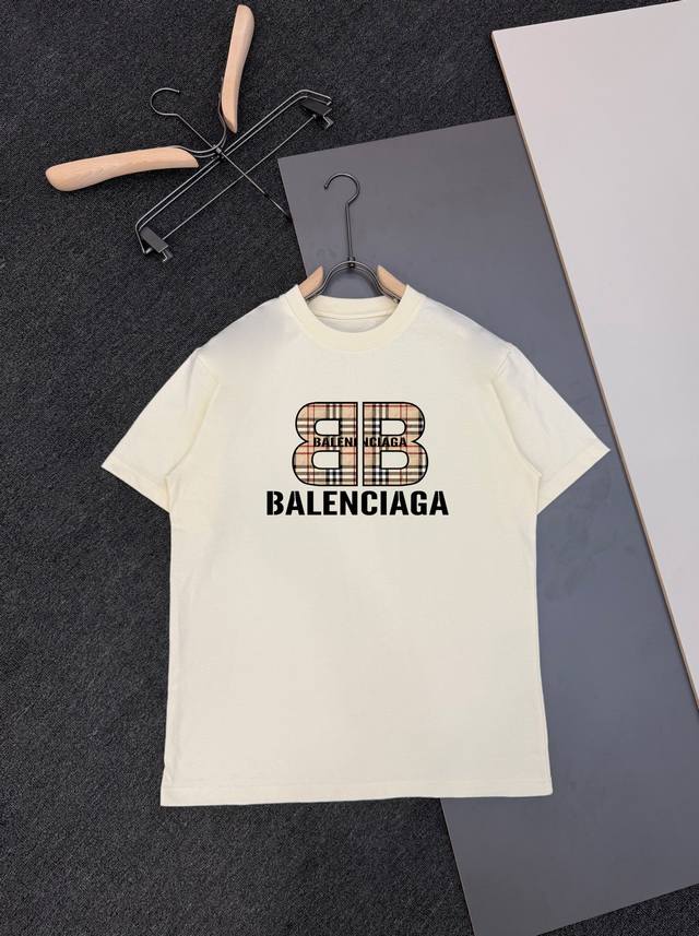 Balenciaga 走秀新款个性经典设计短袖T恤300克纯棉，三标齐全。黑色、白色、红色、杏色 码数：Xs、S、M、L
