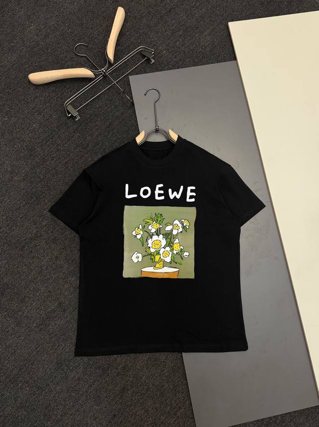 Loewe 盆栽 走秀新款个性经典设计短袖T恤300克纯棉，三标齐全。黑色、白色、红色、杏色 码数：Xs、S、M、L
