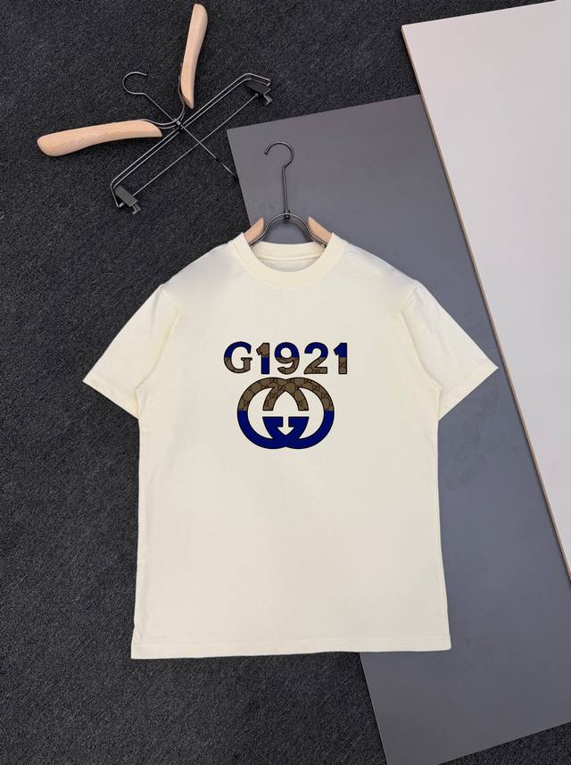 Gucci 古驰1921 走秀新款个性经典设计短袖T恤300克纯棉，三标齐全。黑色、白色、红色、杏色 码数：Xs、S、M、L