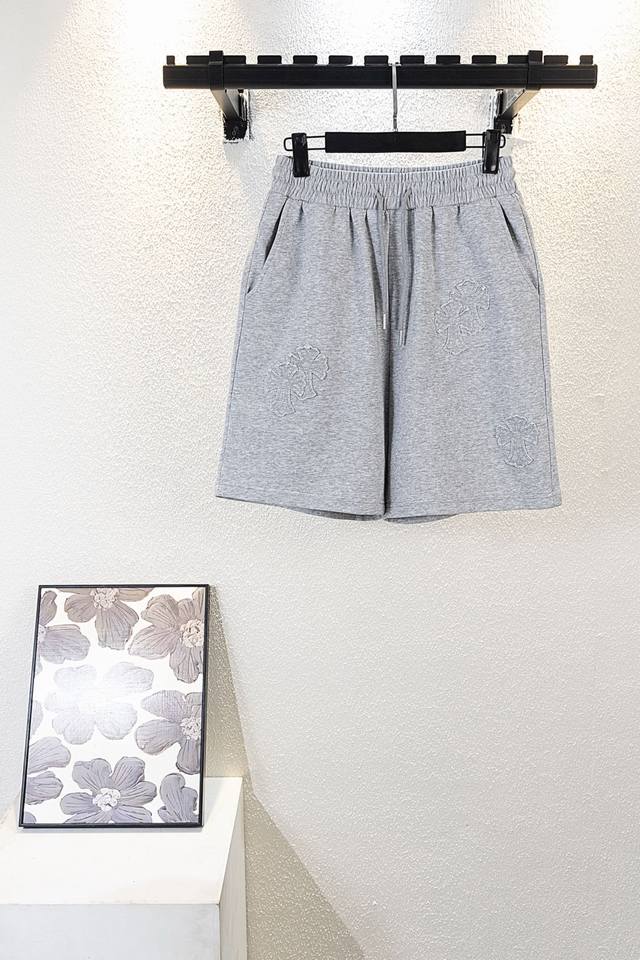 款号K6056 克罗家做喷砂贴布绣刺绣 Os版型真的很迷人 克罗心也真的是绝绝子 每一季新品版型都做到极致 实穿度很高，随意搭都Nice - %棉 采用订色订染