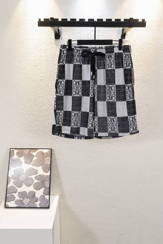 款号K8013 Loewe 罗意威 25Ss专柜同款毛圈短裤情侣款～采用毛圈面料精心制作，饰以同色调提花图案，突显罗意威经典的Logo刺绣厚板立体！裤子偏厚使整