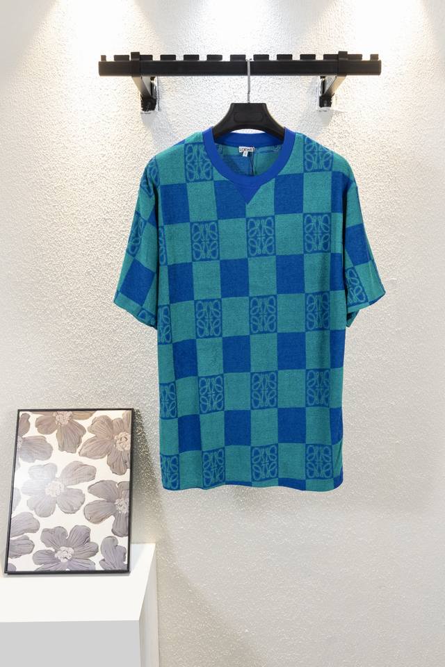 款号K8012 Loewe 罗意威 25Ss专柜同款棋牌格提花毛巾情侣款～采用毛巾面料精心制作，饰以同色调提花图案，突显罗意威经典的Logo提花厚板立体！衣服偏