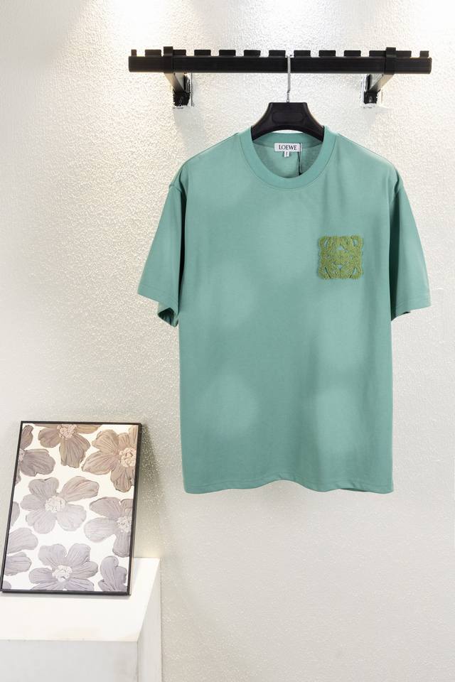 顶级版本 款号K8006 高版本Loew*2026Ss 早秋最新款刺绣短袖T Loewe色彩没输过 新配色太难遇这一季新款一整个被夏日~初秋包围这款是经典口袋刺