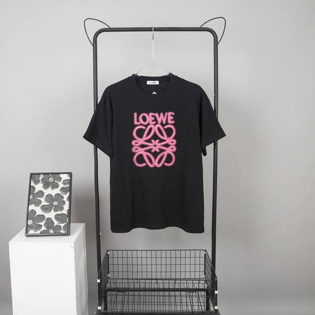 顶级版本 款号K559 Loewe 罗意威 霓虹刺绣荧光粉Logo精致升级 灵感源自八十年代复古 原版面料 官方同款 定制260克同缸染面料 春夏最新砖柜同步