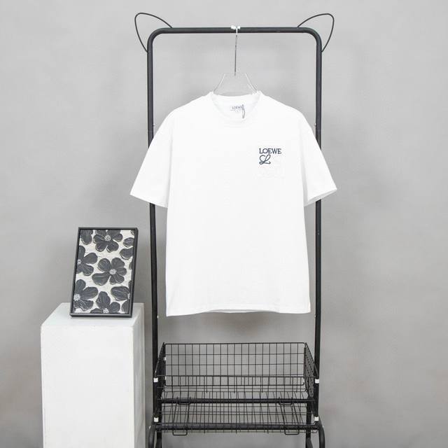 顶级版本 款号K493 Loewe 罗意威 23夏季新款系列 口袋立体绣T恤，质棉质平纹针织圆领 T 恤，饰有纹理 Anagram 立体刺绣。。料采用100%进