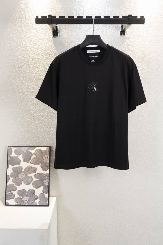 顶级版本 款号C018 Cain Klein 25Ss夏季男女情侣休闲圆领短袖，原版打版，耗时一个多月，一体的工艺-莱卡面料质感非常细腻 ，260的高克重穿上挺