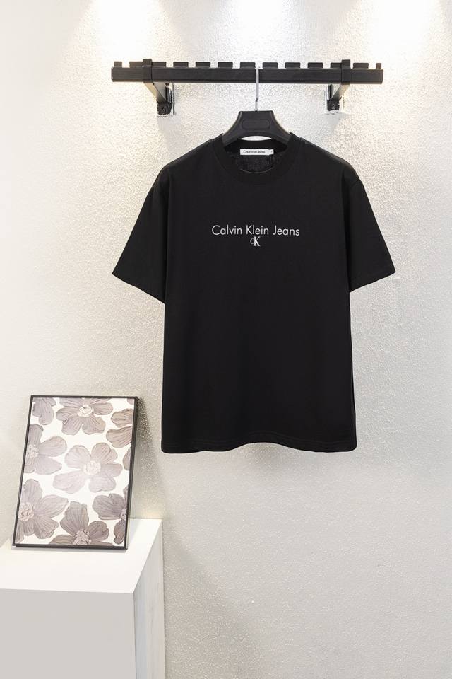 顶级版本 款号:C016 品名：Calvin Kleinck 男女情侣休闲圆领短袖T恤，印花+刺绣一体的工艺，成本增加耗时耗力。 260G高克重莱卡面料质感非常