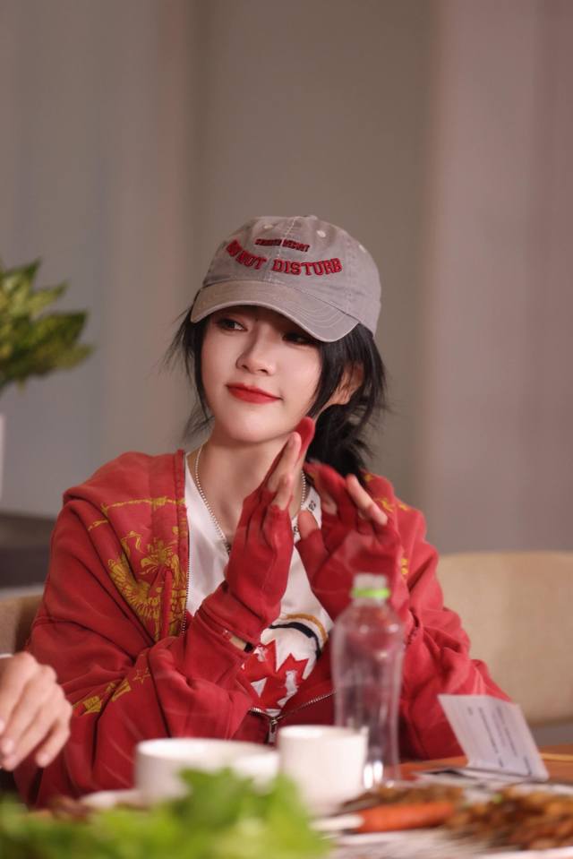 Grailz Projec双头鸟连肩二合一手套拉链开衫连帽卫衣男潮牌外套 款号：8630 码数：1码 2码 3码 颜色：黑色 红色 高版本440G面料 区别市面